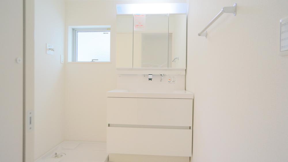 Wash basin, toilet. Wash basin