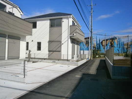 Local photos, including front road. Frontal road