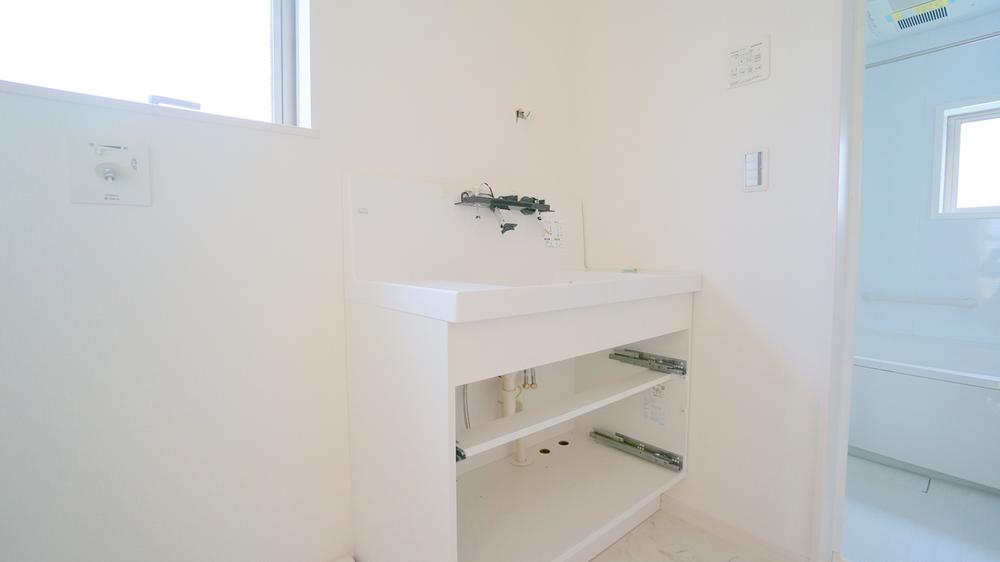 Wash basin, toilet. Washroom same specifications (planned)