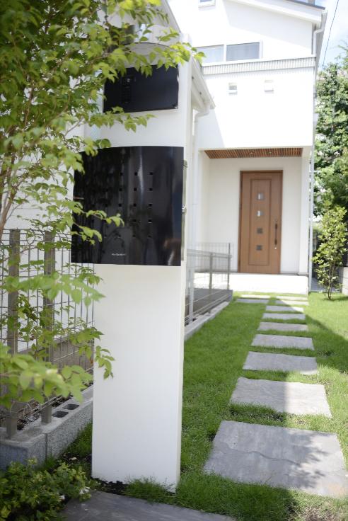 Entrance. Example of construction