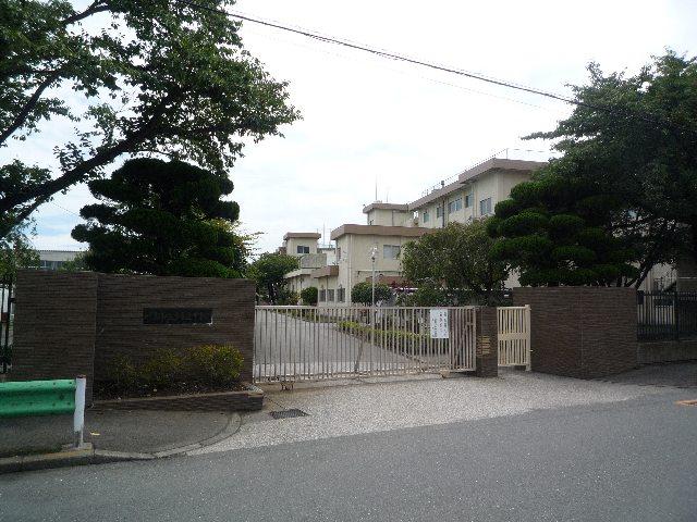 Junior high school. Akishima 296m to stand Tama side junior high school