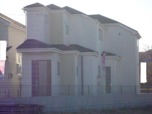 Local photos, including front road. Local (11 May 2013) Shooting 6 Building