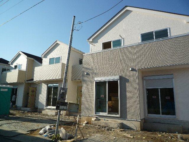 Local photos, including front road. Local (11 May 2013) Shooting