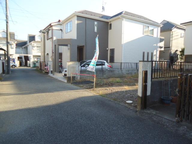 Local photos, including front road. Local (12 May 2013) Shooting