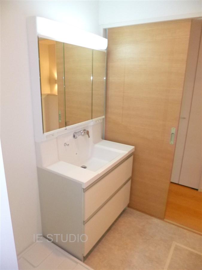 Wash basin, toilet. Local (11 May 2013) Shooting