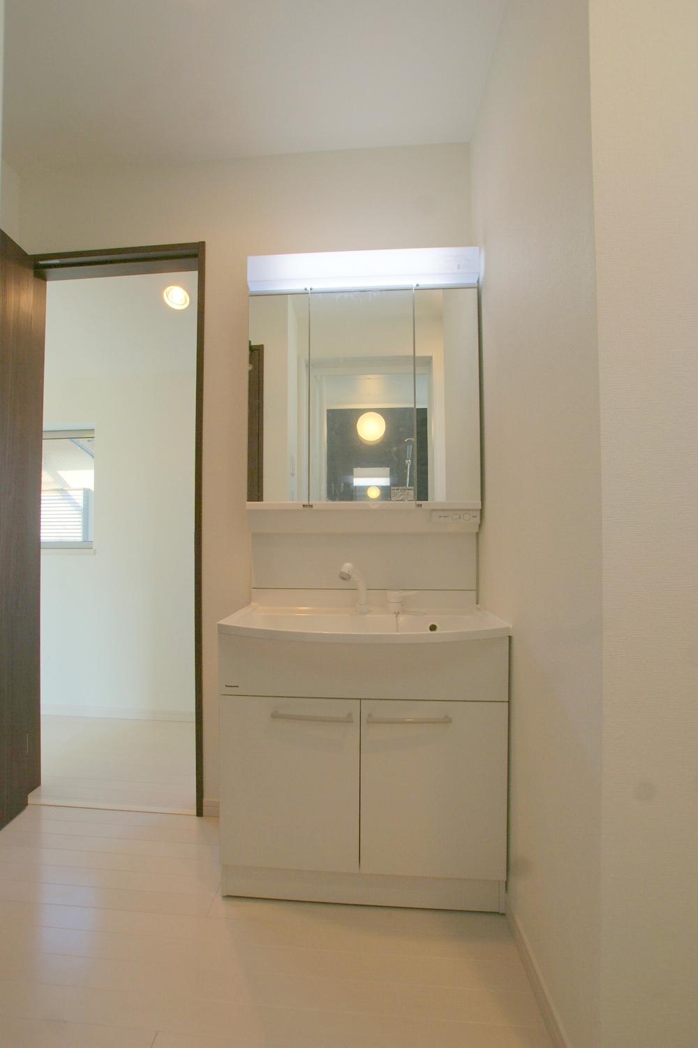 Wash basin, toilet. Wash basin