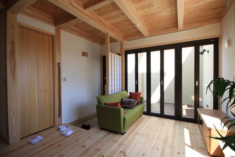 Same specifications photos (living). Seller construction cases