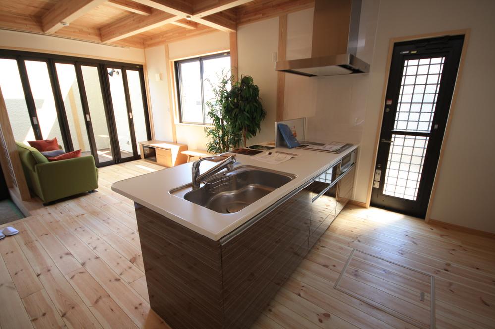 Same specifications photo (kitchen). Seller construction cases