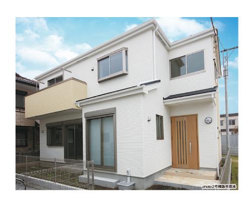 Local appearance photo. Local (11 May 2013) Shooting Building 2 Since the east side is a passage portion of this land and the adjacent land, There is a feeling of opening.