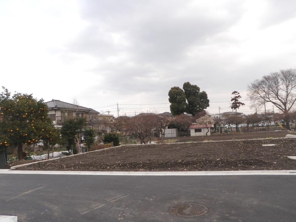 Local photos, including front road. Road width, Spacious 4.5M.