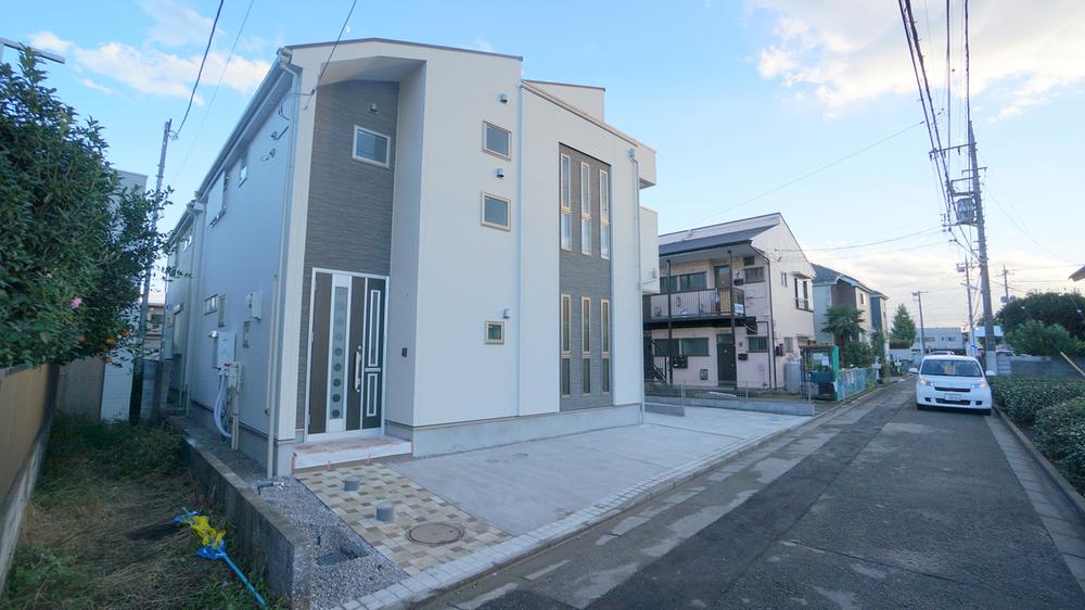 Local photos, including front road. Local shooting