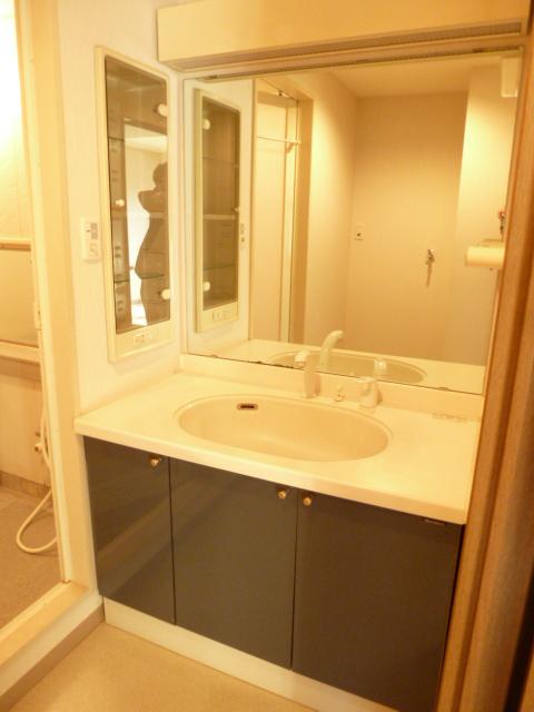 Wash basin, toilet. Indoor (12 May 2013) Shooting