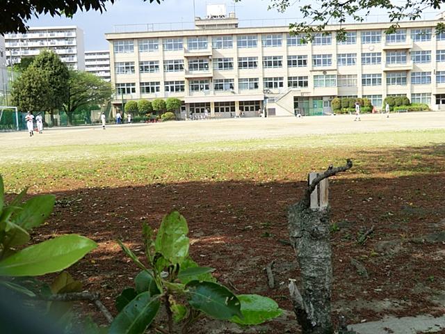 Junior high school. Akishima stand auspicious clouds to junior high school 1544m