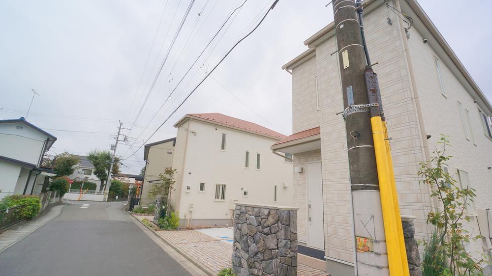 Local photos, including front road. 1 Building site (June 2013) Shooting