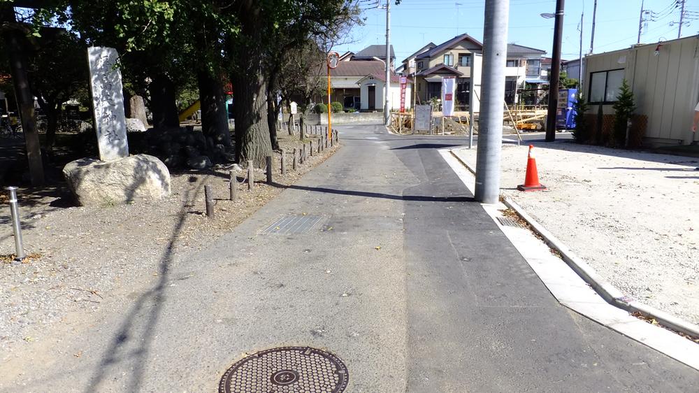 Local photos, including front road. 22 Building the northwest side of the front road (October 2013) Shooting