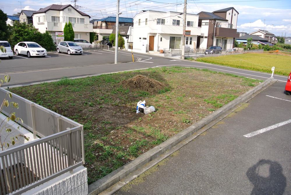 Local photos, including front road. Local (September 2012) shooting