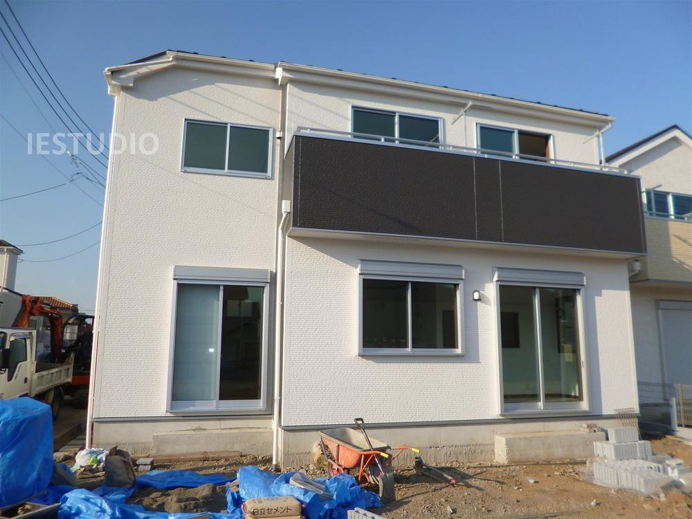 Local photos, including front road. Local (12 May 2013) Shooting 5 Building