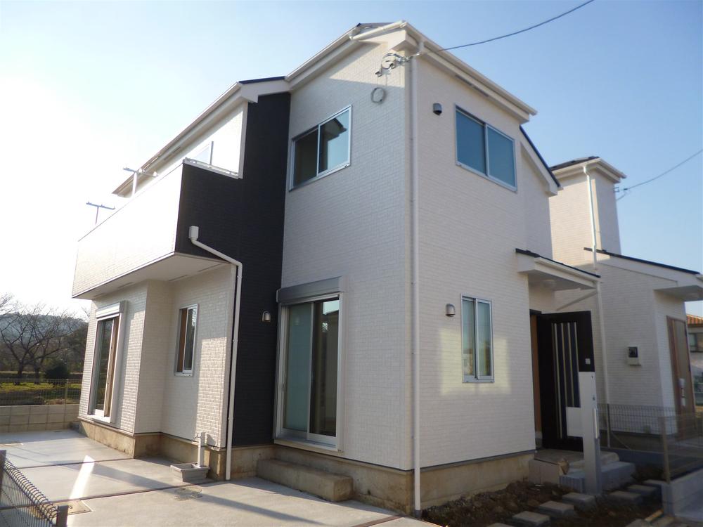 Local photos, including front road. Local (12 May 2013) Shooting 7 Building