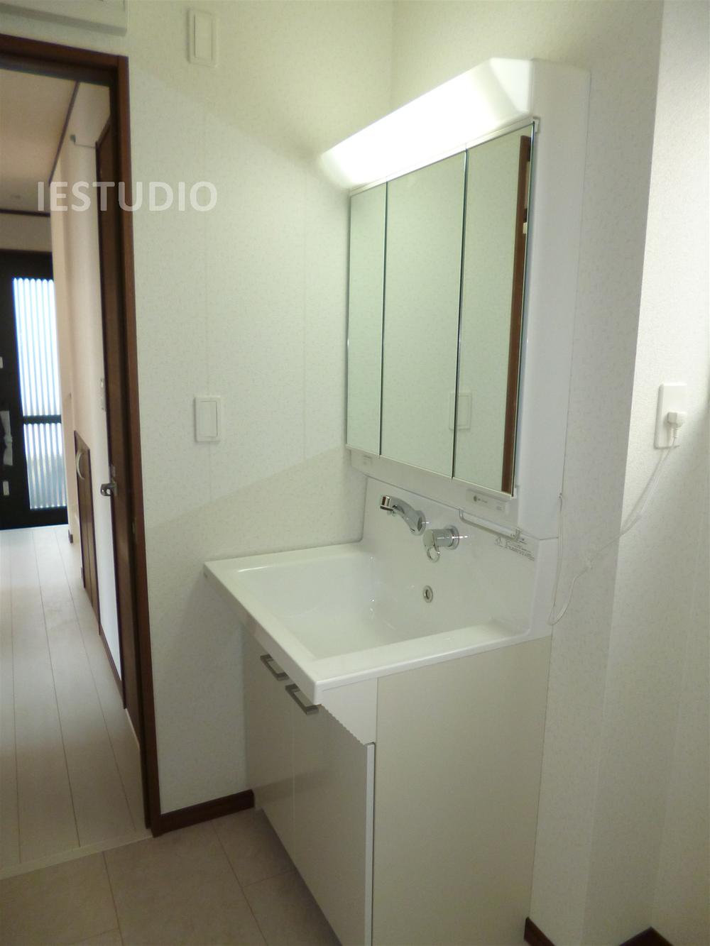 Wash basin, toilet. Local (12 May 2013) Shooting 5 Building