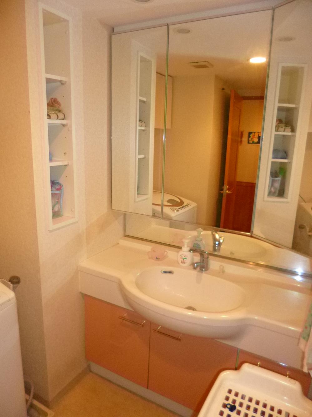 Wash basin, toilet. Indoor (12 May 2013) Shooting