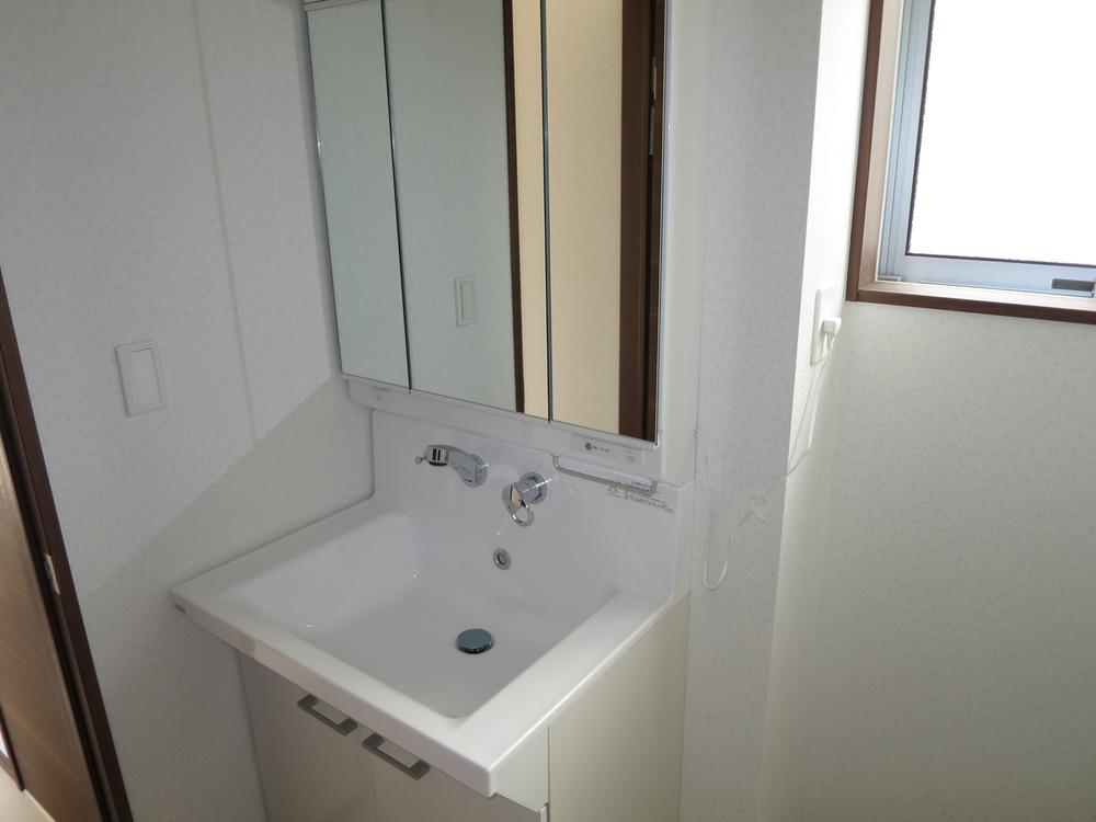 Wash basin, toilet. Local (12 May 2013) Shooting