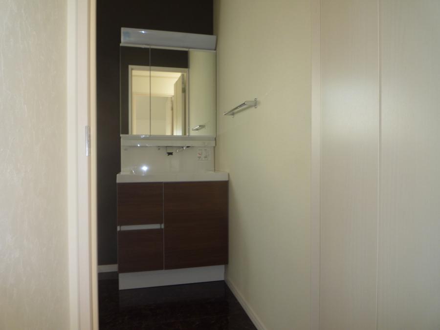 Wash basin, toilet. Indoor (12 May 2013) Shooting