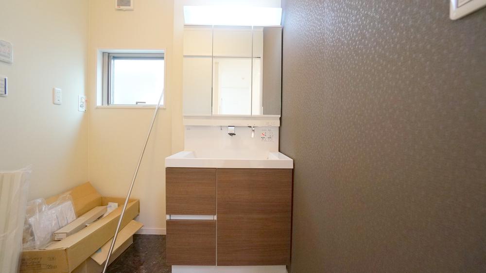 Wash basin, toilet. Wash basin