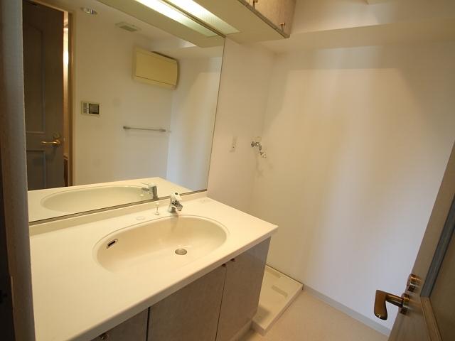 Wash basin, toilet. Kind stage Nishitachikawa 2 washbasins