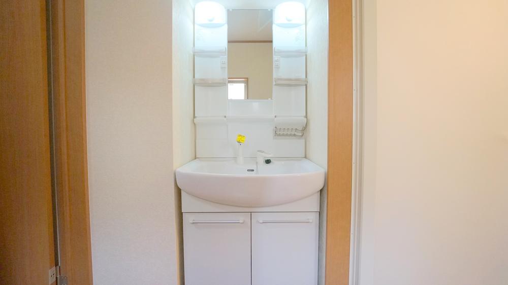 Wash basin, toilet. Wash basin