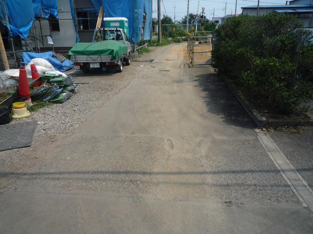 Local photos, including front road. (September 2, 2013) Shooting It will be on the front road leaving one step home