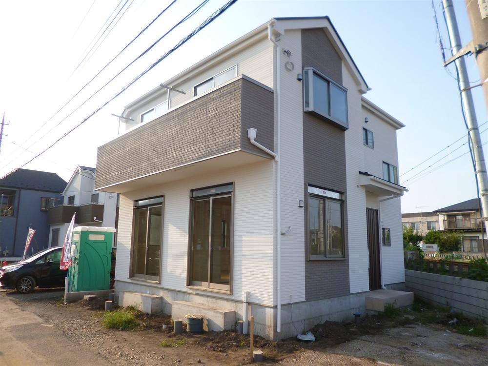 Local photos, including front road. Local (August 2013) Shooting 5 Building