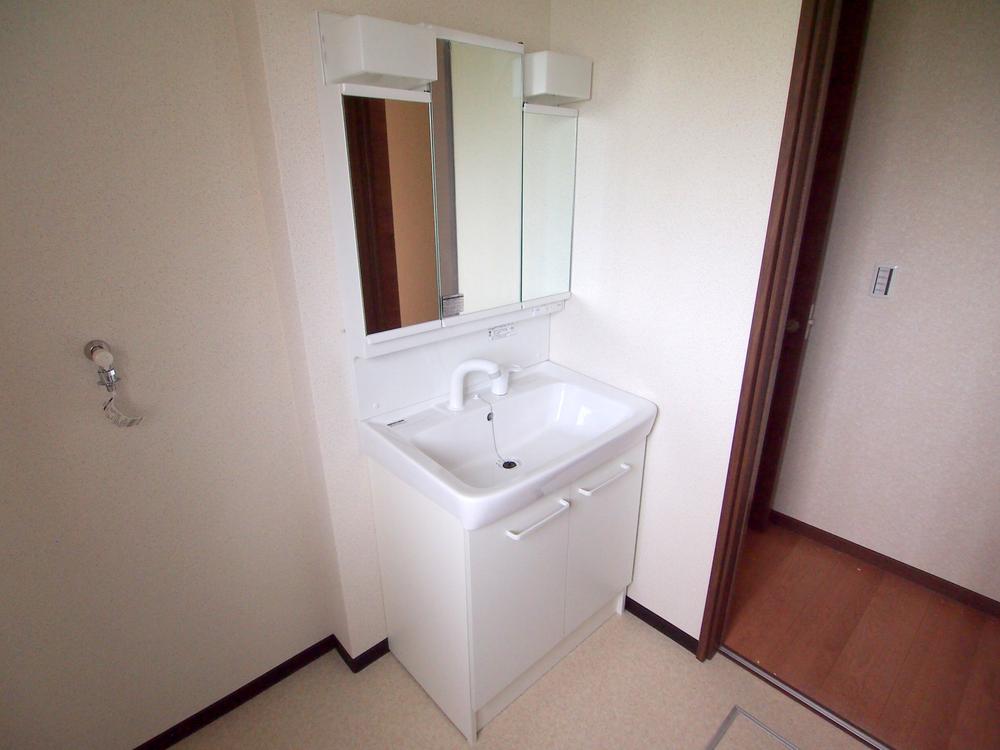 Wash basin, toilet. Wash basin