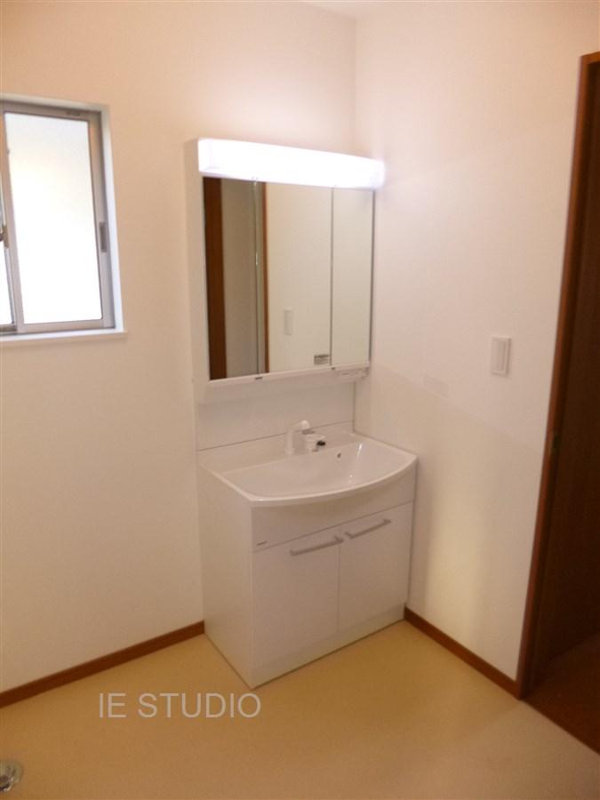 Wash basin, toilet. Local (11 May 2013) Shooting