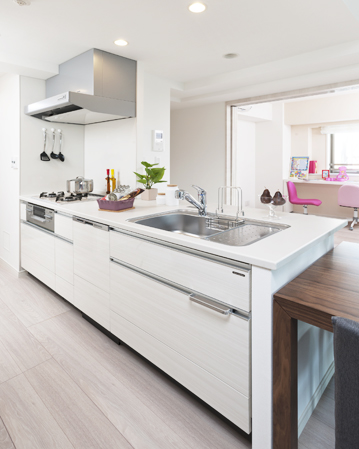 Kitchen.  [KITCHEN] Kitchen to be excited about the kitchen work. In the kitchen panel, Joint has adopted the less stain-resistant enamel steel. Also with consideration to safety and a children's lock with chic before kitchen knife stab.