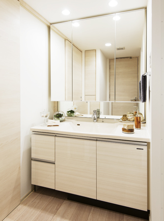 Bathing-wash room.  [POWDER ROOM] Vanity equipped with a convenient three-sided mirror to the grooming of the check. The mirror back, It was to secure a space for accommodating the cosmetics and vanity.