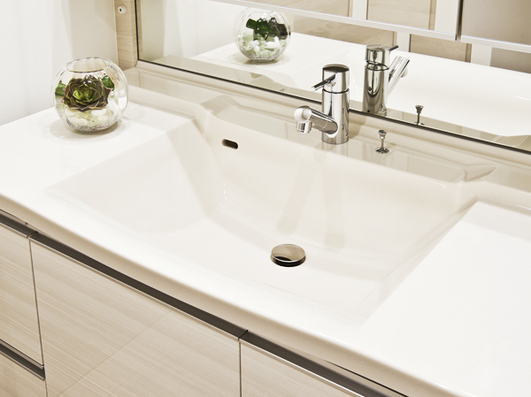 Bathing-wash room.  [Artificial marble bowl integrated counter] It has adopted a square bowl integrated counter-rich design. Produce a feeling of luxury is artificial marble. There is no seam, Cleaning is easy.