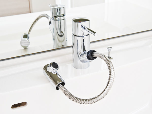 Bathing-wash room.  [Single lever shower faucet] water ・ Faucet hot water switching and water regulation can be performed in a single lever. If you pulled out the head, It can also be used as a hand shower.