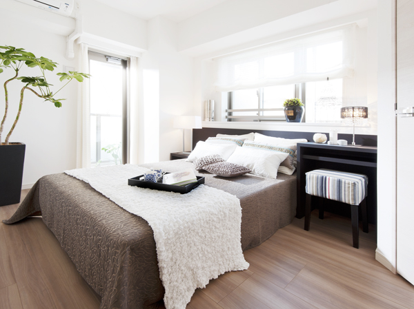 Interior.  [MASTER BEDROOM] Spacious plans and equipped with a roof balcony was ingenious walk-in storage with a plan early, 18 We prepared a wide range of variation of. Yasuragu, Bring up, Quality space that has been well thought out in order to talk. You can feel commitment as a permanent residence.