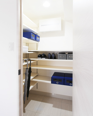 Receipt.  [Shoes cloak] Not only shoes, Such as is also possible to store strollers and golf bag. You can enter and exit without to take off my shoes.  ※ Except for some type