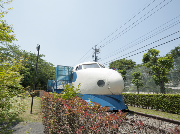 Surrounding environment. Akishima Public Library Tsutsujigaoka Branch / A 15-minute walk (about 1200m)