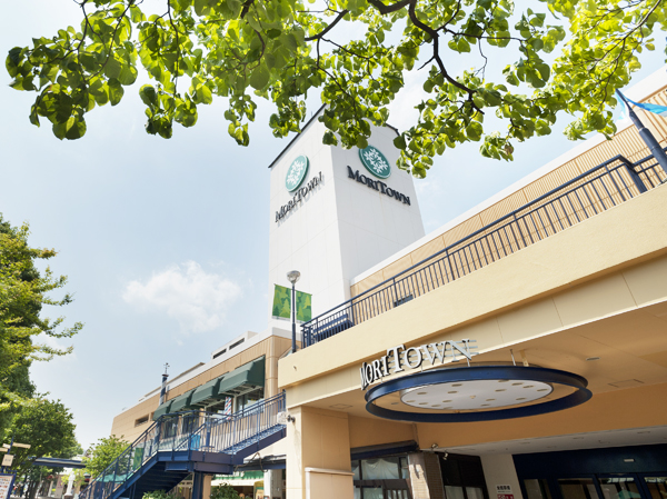 Surrounding environment. Also enhance commercial facilities that are essential to the well-being. Within a 10-minute walk to the ・ Big Akishima stores and 24-hour Ecos Akishima shop, Dotted San drag Nakagami shop. Mori Town spread before Akishima Station, About is the 150 major shopping zone that specialty store gathering of. Nor holiday weekdays, The location in which to experience the lifestyle convenience. (Mori Town / Walk 23 minutes ・ About 1800m)