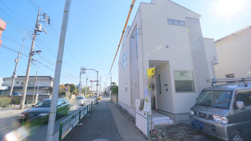 Local photos, including front road. Local shooting