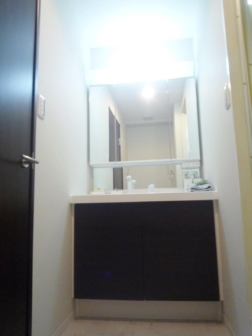 Wash basin, toilet. 2013.12.16 shooting