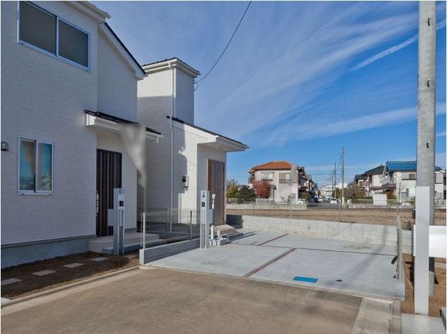 Local photos, including front road. Local appearance photo