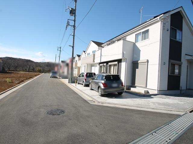 Local photos, including front road. Contact road situation