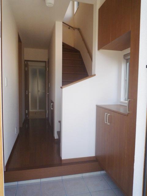 Entrance. 2013.11.05 shooting Entrance with a large cupboard.