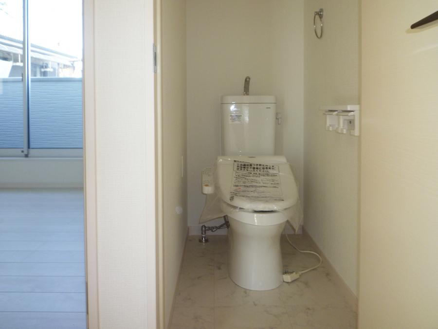 Toilet. Indoor (11 May 2013) Shooting