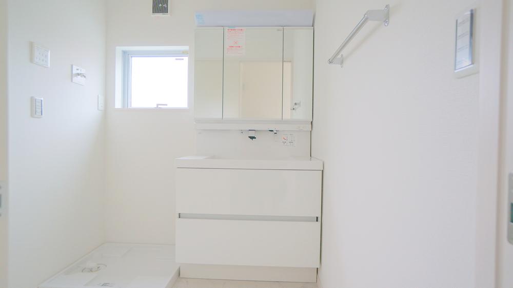 Wash basin, toilet. Wash basin