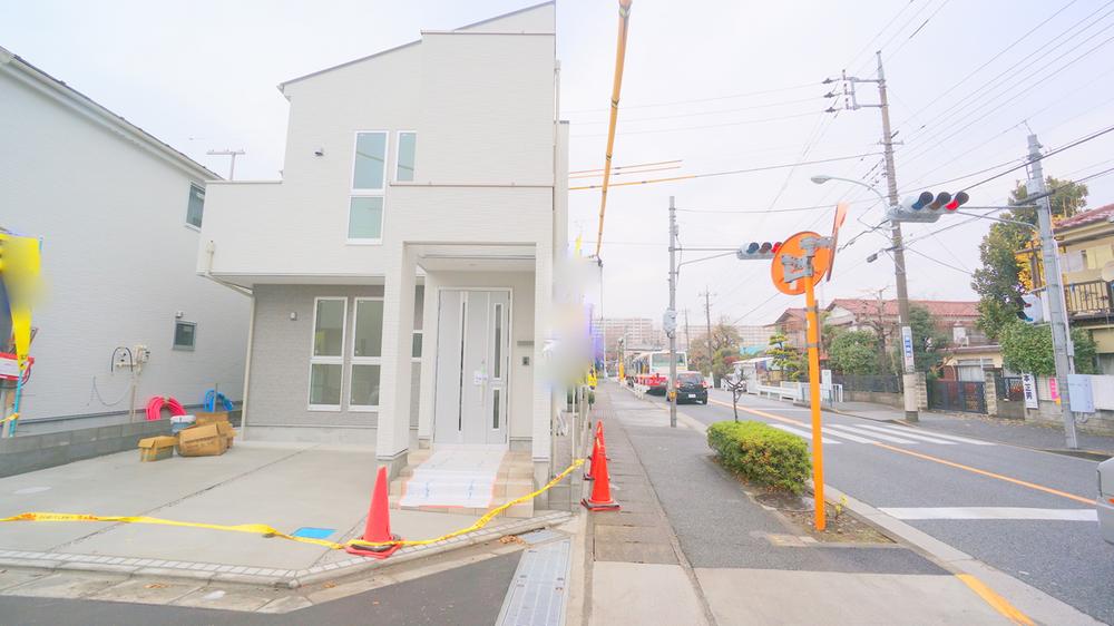 Local photos, including front road. Local shooting