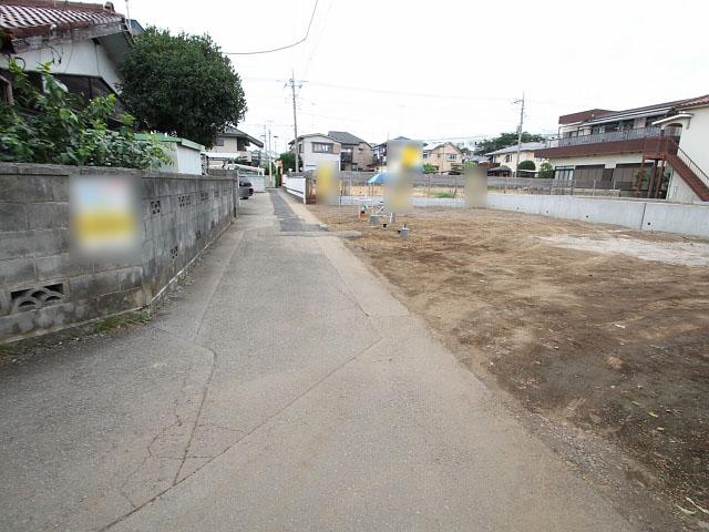 Local photos, including front road. Contact road situation